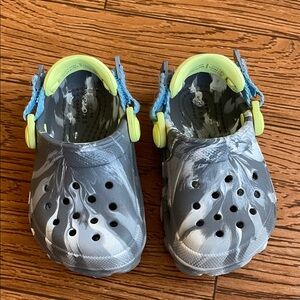 Unisex CROCS Toddler Gray and Blue Marbled Clogs